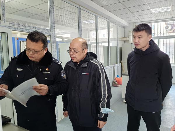 5郑州市第七初级中学东校区副校长徐光辉陪同民警,对学校危化品存放进行检查 5郑州市第七初级中学东校区副校长徐光辉陪同民警,对学校危化品存放进行检查